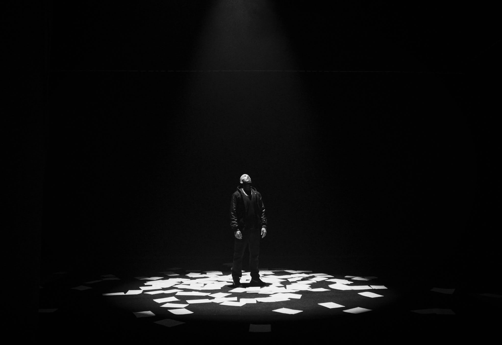 Silhouette sous un projecteur, feuilles au sol