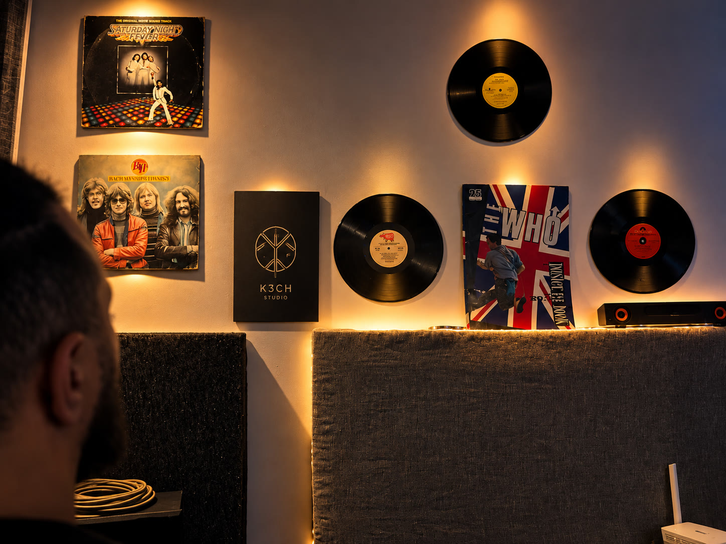 Mur K3CH STUDIO et vinyles — Maison K3CH Studio.